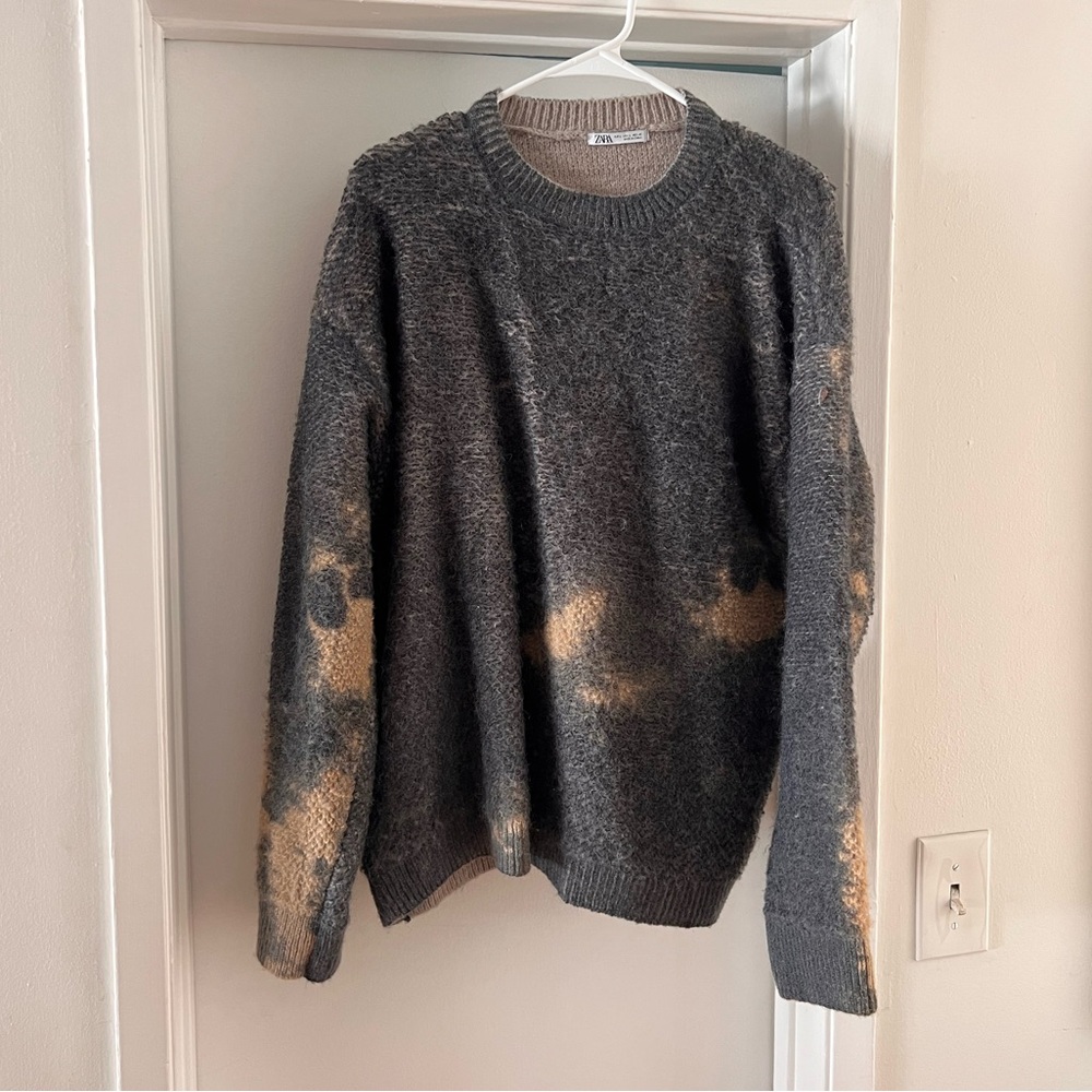 Zara Men's Charcoal and Beige Crewneck Sweater
